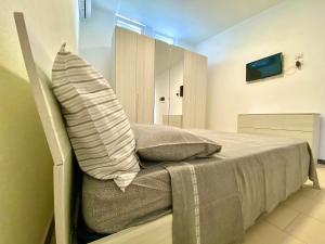 una camera da letto con un letto con un cuscino sopra di Sunrise a Ischia