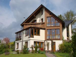 uma casa grande com um telhado de gambrel em Ferienwohnung Lang em Breitenbrunn