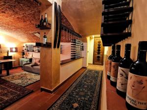una sala di degustazione di vini con bottiglie di vino sul muro di Florence Red Impression - in the city center a Firenze Altre 12 foto