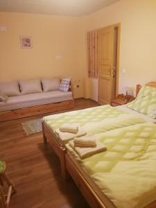 Postel nebo postele na pokoji v ubytování Levendulás ház