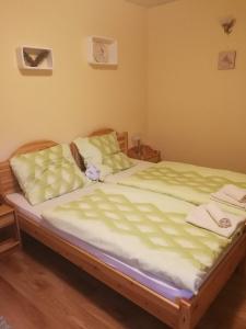Postel nebo postele na pokoji v ubytování Levendulás ház