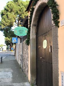 eine große Holztür an der Seite eines Gebäudes in der Unterkunft Il Giardino Segreto in Iseo