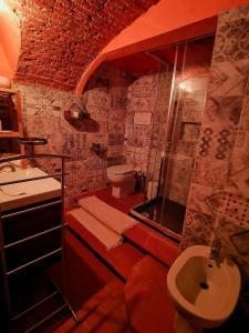 un bagno con doccia, WC e lavandino di Florence Red Impression - in the city center a Firenze