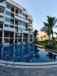 Bazén v ubytování Atom Phuket Hotel -SHA Plus nebo v jeho okolí