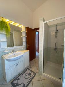 A bathroom at Appartamenti Costa - BUDONI SWEET HOME