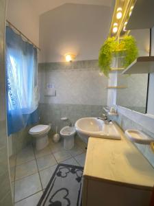 A bathroom at Appartamenti Costa - BUDONI SWEET HOME