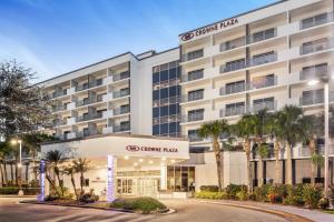 奧蘭多的住宿－Crowne Plaza Orlando - Lake Buena Vista, an IHG Hotel，夜间招牌酒店的 ⁇ 染