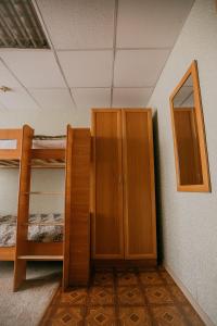 クングルにあるHotel Irenの二段ベッド2台と鏡が備わる客室です。