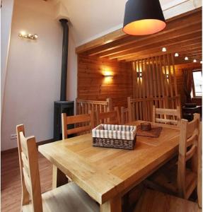 - une salle à manger avec une table et des chaises en bois dans l'établissement Les Cabasses 6 - Accommodation in a village house, à Villar-dʼArêne