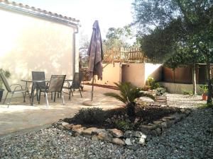 Ein Garten an der Unterkunft SWEET HOUSE