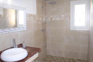 ein Badezimmer mit Waschbecken und Dusche in der Unterkunft SWEET HOUSE in Santa Margalida + 37 Fotos