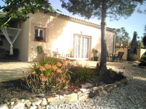 ein weißes Haus mit einem Baum und einer Terrasse in der Unterkunft SWEET HOUSE in Santa Margalida