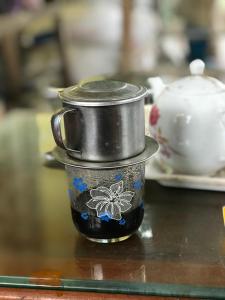 un pot assis au-dessus d'une table dans l'établissement Thăng Loan Tam Cốc Hostel, à Ninh Binh