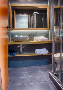 塞薩羅尼基的住宿－Athlos Hotel，一间带水槽和镜子的浴室