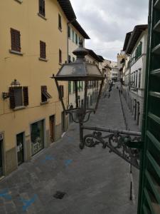 una calle vacía con un semáforo al lado de los edificios en Pontassieve Guest House centro storico camera con bagno 20 minuti da Firenze, en Pontassieve