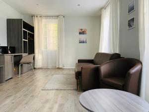 ein Wohnzimmer mit einem Sofa und einem Tisch in der Unterkunft Villa Luttwitz in Baden-Baden