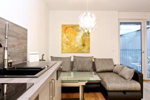Kjøkken eller kjøkkenkrok på Balcony/pool/free parking garage Studio