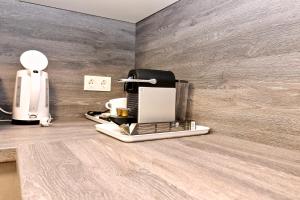 Una cafetera sentada en un mostrador en el baño en Balcony/pool/free parking garage Studio, en Viena