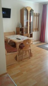 Televízia a/alebo spoločenská miestnosť v ubytovaní Ferienwohnung Kogler