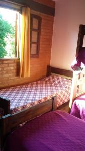 En eller flere senge i et værelse på Cabañas Alma Comechingon