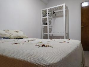 um quarto com uma cama branca com flores em Departamento centrico en Posadas, garage opcional D4 em Posadas