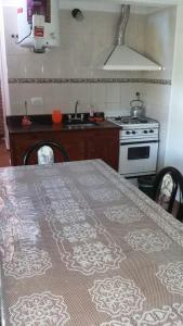 una cocina con mesa y mantel. en Cabañas Alma Comechingon en Villa Cura Brochero