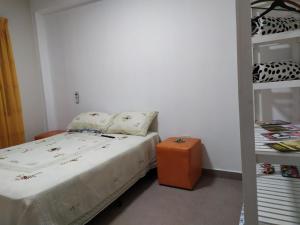 a small bedroom with a bed and bunk beds at Departamento centrico en Posadas, garage opcional D1 in Posadas