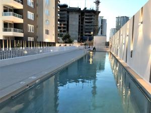 uma piscina no meio de um prédio em Concón Costa de Montemar Departamento, 3 dormitorios em Concón