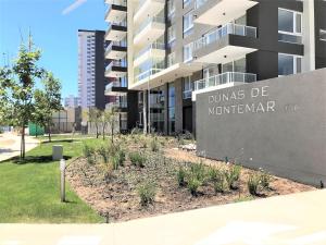 un bâtiment avec un panneau indiquant dume de monaghan dans l'établissement Concón Costa de Montemar Departamento, 3 dormitorios, à Concón