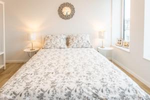 uma cama grande num quarto branco com 2 candeeiros em Space Apartments Szczecin em Szczecin