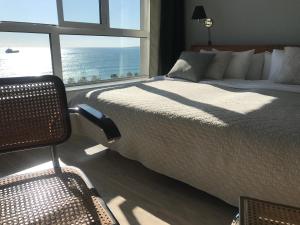 Llit o llits en una habitació de A City-center Seaview Penthouse at Oceanic