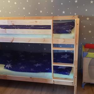 two bunk beds in a room with stars on the wall at Ferienwohnung Müller in Bestwig