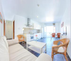 Afbeelding uit fotogalerij van Apartamentos Adjovimar in Los Llanos de Aridane +71 foto's