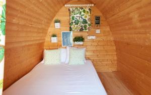 
Ein Bett oder Betten in einem Zimmer der Unterkunft TCS Camping Solothurn
