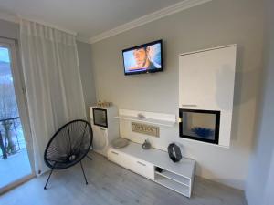 杜什尼基茲德魯伊的住宿－Blue Sky Apartament，客厅设有壁挂式平面电视。