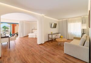 A television and/or entertainment centre at H10 Playa Esmeralda - Adults Only