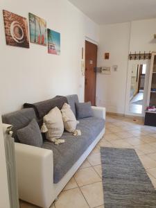 uma sala de estar com um sofá com almofadas em Mary House em Ladispoli