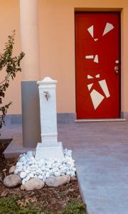 un pilar blanco frente a un edificio con puerta en Villa Joy - Iconic Heritage Rooms, en Montesilvano