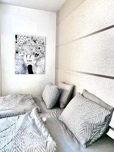 - une chambre avec 2 lits et une photo sur le mur dans l'établissement DP Apartments Vaasa II, à Vaasa