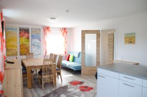 eine Küche und ein Esszimmer mit einem Tisch und einem Sofa in der Unterkunft Villa Kreisel in Dresden