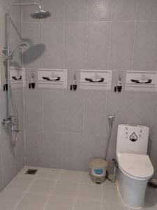フーコックにあるKim Lien Phu Quoc Guesthouseのシャワーとトイレ付きのバスルーム +51枚の写真