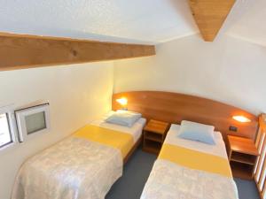 um quarto de hotel com duas camas e uma janela em Domaine De La Bégude em Fayence