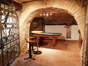 a room with a ping pong table in a cellar at Casa de pescadores in Llança