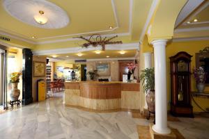 hol hotelowy z recepcją w obiekcie Hotel Manaus w El Arenal +37 zdjęć