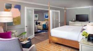 um quarto com uma cama grande e uma sala de estar em La Playa Beach & Golf Resort, a Noble House Resort em Naples