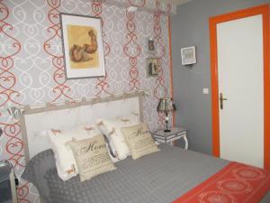 ein Schlafzimmer mit einem Bett mit zwei Kissen darauf in der Unterkunft La Clé Des Champs in Villiers-les-Hauts