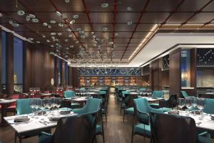 een restaurant met tafels en stoelen in een kamer bij Days Hotel by Wyndham Binjiang Changsha in Changsha