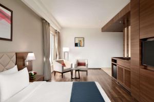 Ramada by Wyndham Gandhidham Shinay客房内的一张或多张床位