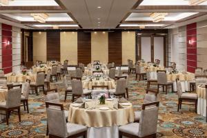 Ramada by Wyndham Gandhidham Shinay餐厅或其他用餐的地方