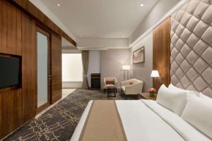 Ramada by Wyndham Gandhidham Shinay客房内的一张或多张床位